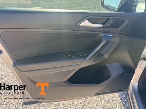 Used 2021 Volkswagen Tiguan SE w/ Panoramic Sunroof Package image 19