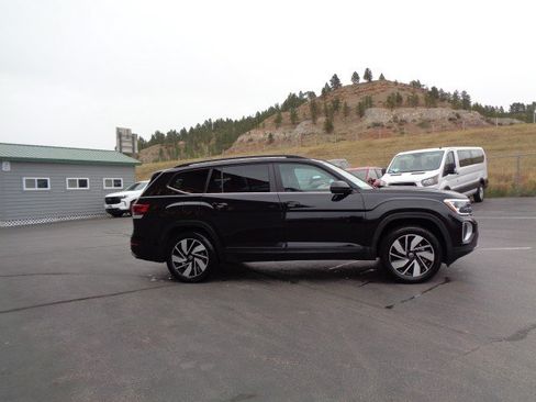 Used 2025 Volkswagen Atlas SE AWD/4WD image 4