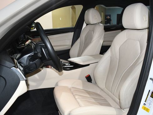 Used 2020 BMW 530i w/ Premium Package RWD image 7