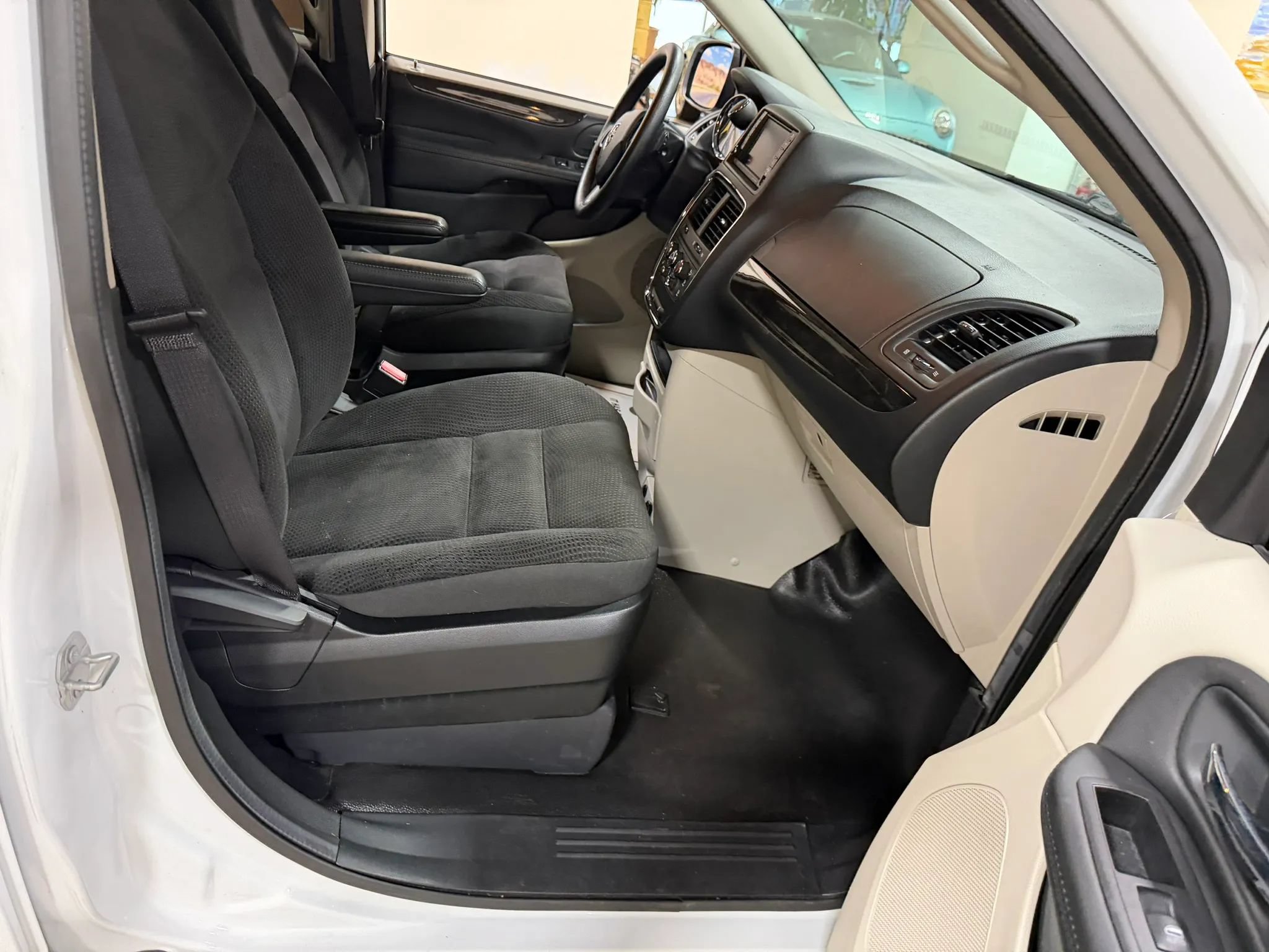 Used 2018 Dodge Grand Caravan SE FWD image 34
