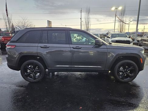 New 2025 Jeep Grand Cherokee Altitude image 7