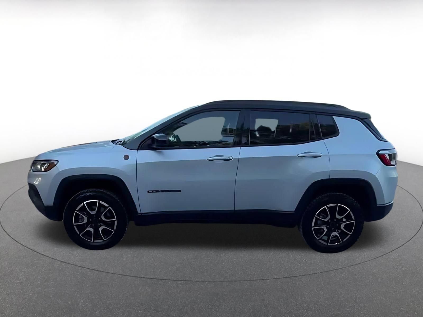 Used 2025 Jeep Compass Trailhawk AWD/4WD image 8