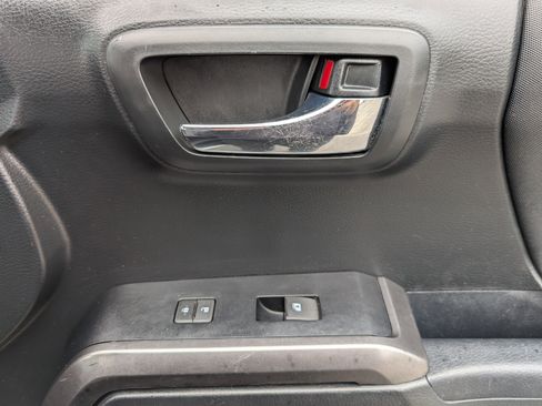 Used 2019 Toyota Tacoma TRD Sport image 21