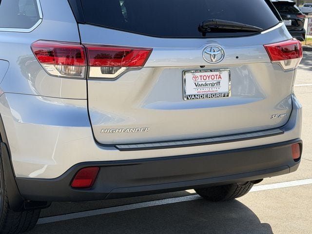 Used 2017 Toyota Highlander SE AWD/4WD image 6