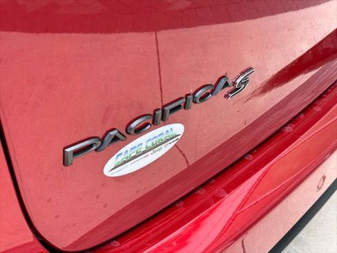 Certified 2025 Chrysler Pacifica Limited image 38