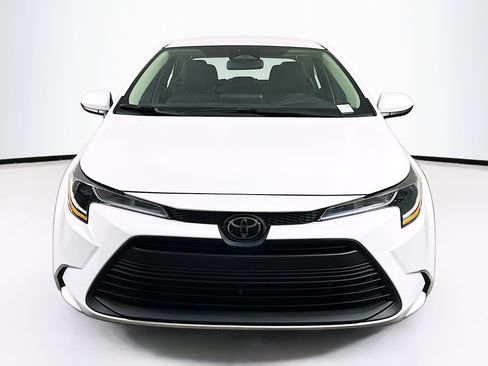 Used 2025 Toyota Corolla LE image 2