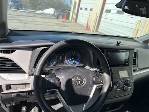 Used 2020 Toyota Sienna LE image 6
