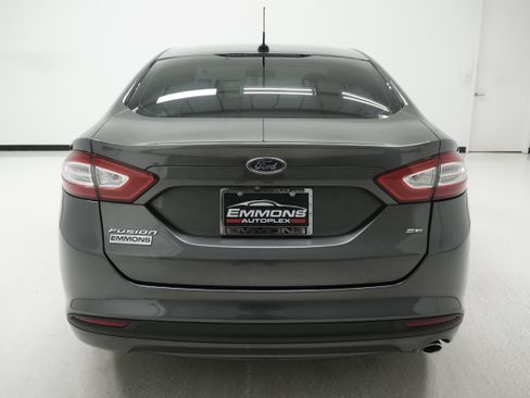 Used 2016 Ford Fusion SE FWD image 5