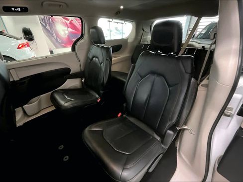 Used 2020 Chrysler Pacifica Touring-L image 26