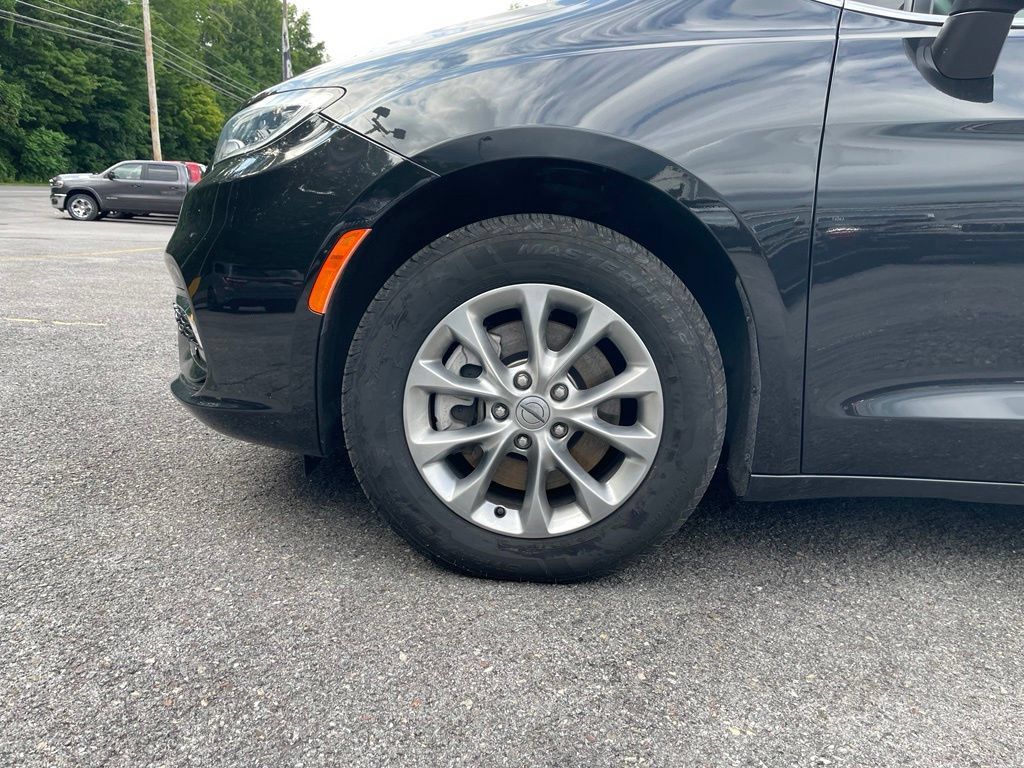 Used 2023 Chrysler Pacifica Touring-L AWD/4WD image 4