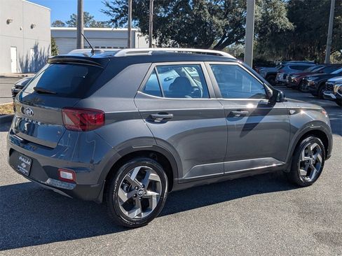 Used 2023 Hyundai Venue Limited image 3