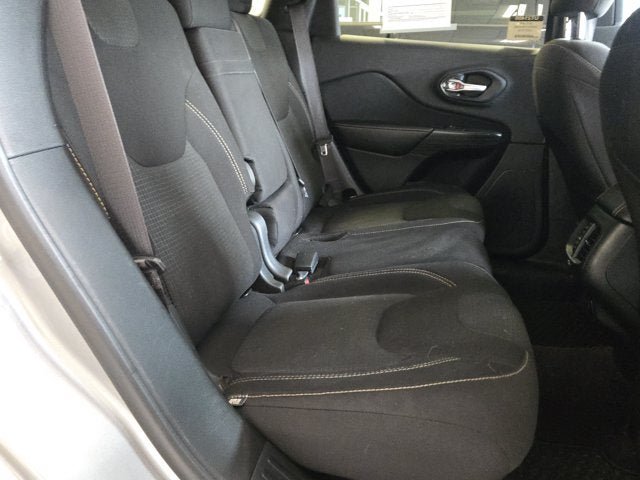Used 2016 Jeep Cherokee Latitude w/ Cold Weather Group AWD/4WD image 6