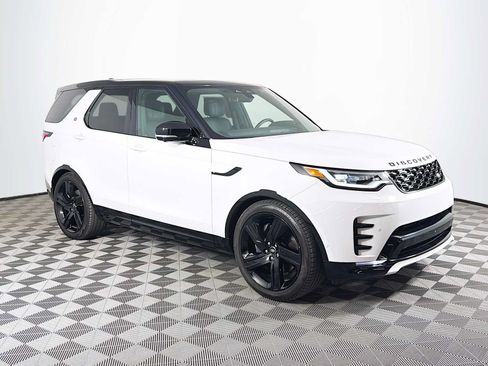 Used 2025 Land Rover Discovery Dynamic SE AWD/4WD image 3