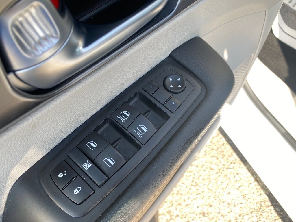 Used 2024 Chrysler Pacifica Touring-L FWD image 12