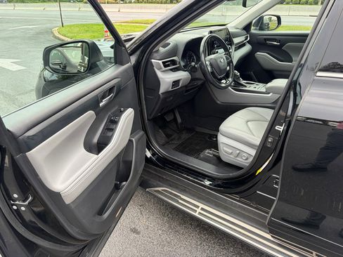 Used 2021 Toyota Highlander XLE image 12