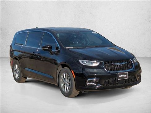 New 2026 Chrysler Pacifica Select image 6