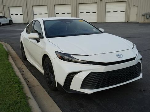 Used 2025 Toyota Camry SE FWD image 1