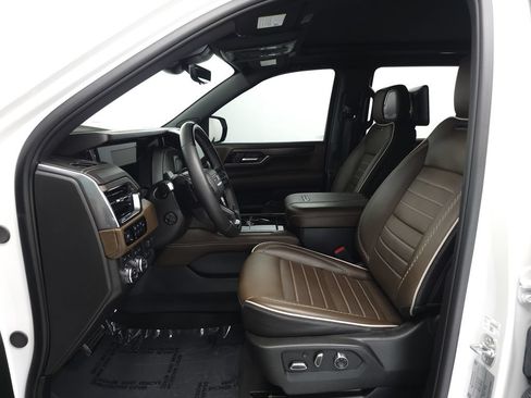 Used 2025 GMC Yukon Denali Ultimate w/ LPO, Floor Liner Package AWD/4WD image 7