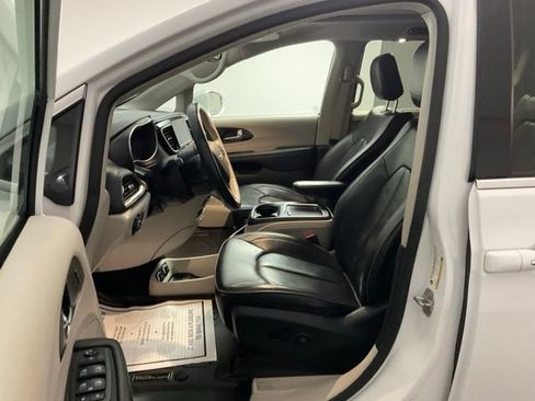 Used 2020 Chrysler Pacifica Limited FWD image 12
