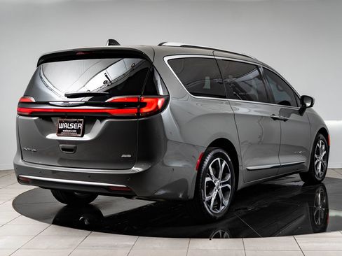 Used 2024 Chrysler Pacifica Pinnacle AWD/4WD image 10