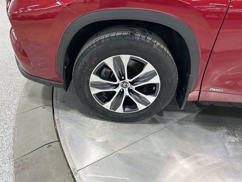 Used 2024 Toyota Highlander XLE image 32