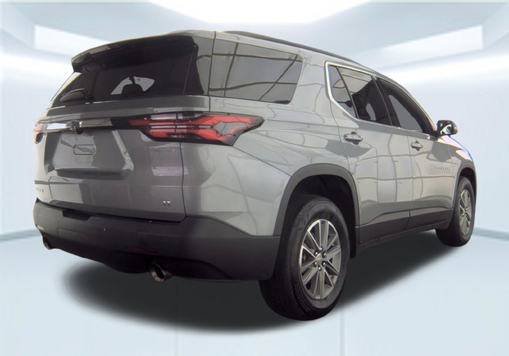Used 2023 Chevrolet Traverse LT FWD image 2