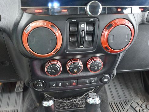 Used 2017 Jeep Wrangler Unlimited Sahara AWD/4WD image 23