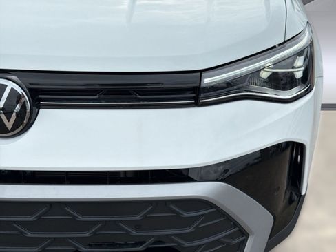 New 2026 Volkswagen Taos SE FWD image 11