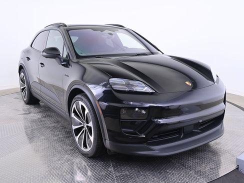 Used 2025 Porsche Macan 4 Electric AWD/4WD image 9