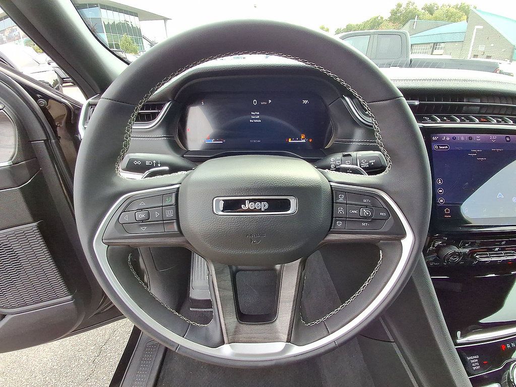 Used 2025 Jeep Grand Cherokee Limited AWD/4WD image 22
