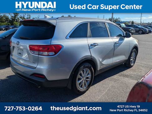 Used 2016 Kia Sorento FWD w/ LX Convenience Package image 2