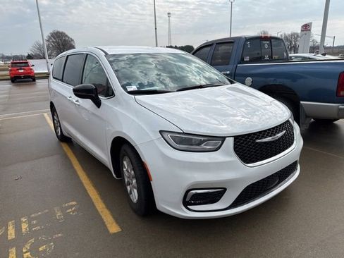 Used 2024 Chrysler Pacifica Touring-L image 2