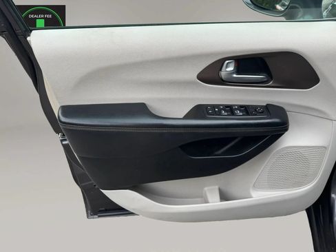 Used 2017 Chrysler Pacifica Touring-L FWD image 10