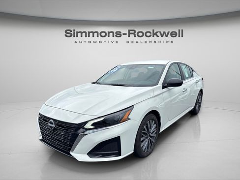 Used 2025 Nissan Altima 2.5 SV FWD image 1