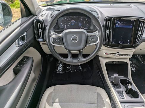 Used 2020 Volvo XC40 T4 Momentum w/ Protection Package Premier image 16