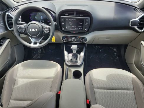 Used 2025 Kia Soul LX w/ LX Technology Package FWD image 11