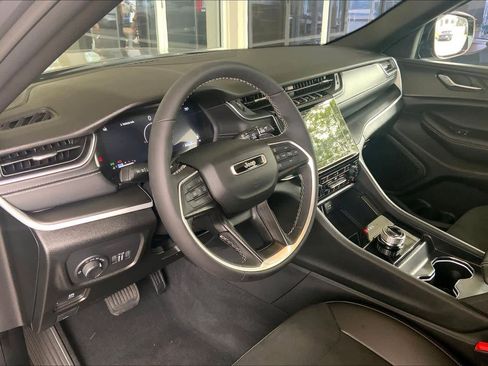 Used 2025 Jeep Grand Cherokee Altitude AWD/4WD image 17