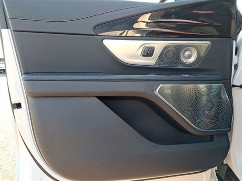 Used 2025 Lincoln Nautilus Reserve image 12