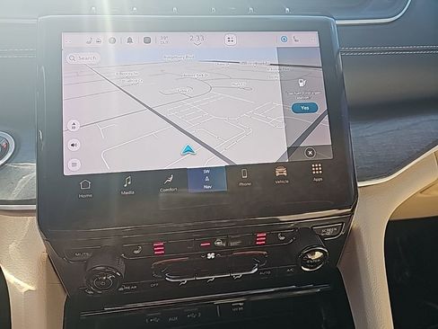 Certified 2024 Jeep Grand Cherokee Limited image 3