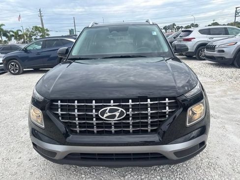 Used 2024 Hyundai Venue SEL FWD image 2