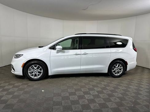 Used 2022 Chrysler Pacifica Touring-L image 6