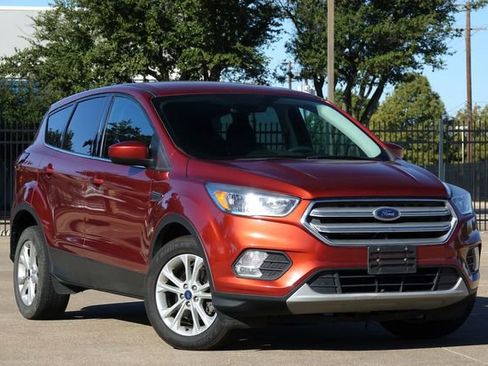Used 2019 Ford Escape SE image 1