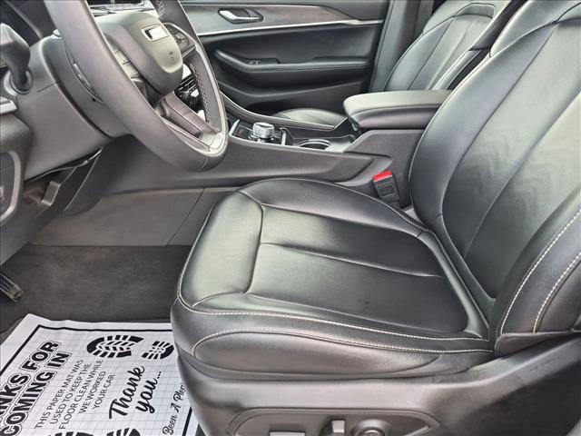 Used 2024 Jeep Grand Cherokee L Limited w/ Black Appearance Package AWD/4WD image 15
