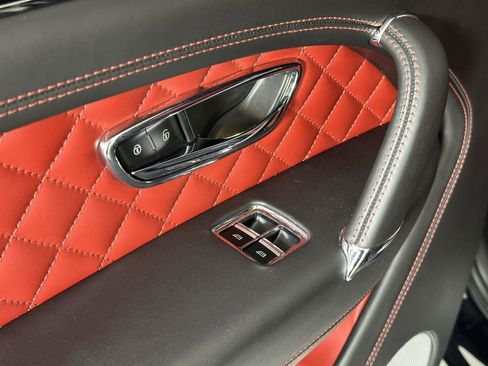 Used 2017 Bentley Bentayga image 28