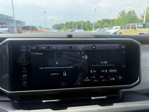 Used 2025 Jeep Wrangler Unlimited Sahara AWD/4WD image 24