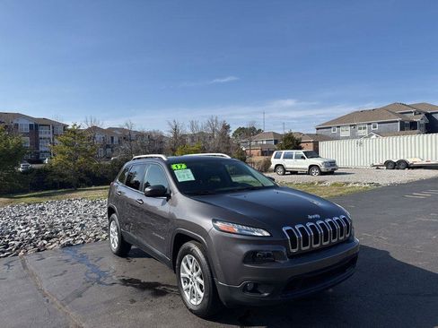 Used 2017 Jeep Cherokee Latitude w/ Cold Weather Group AWD/4WD image 7