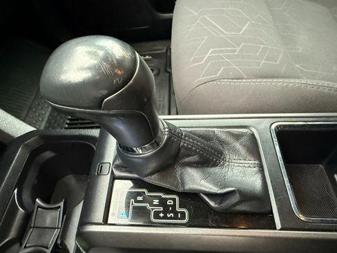 Used 2018 Toyota Tacoma TRD Off-Road image 10