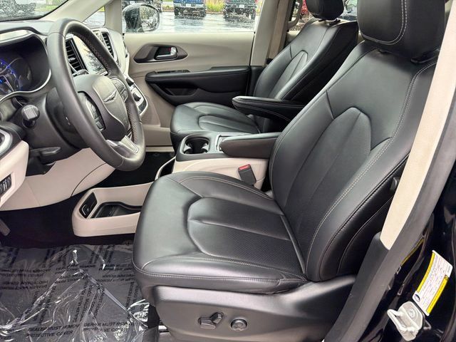 Used 2024 Chrysler Pacifica Touring-L FWD image 9