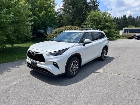 Used 2023 Toyota Highlander XLE AWD/4WD image 7