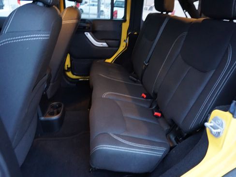 Used 2015 Jeep Wrangler Unlimited Rubicon image 12